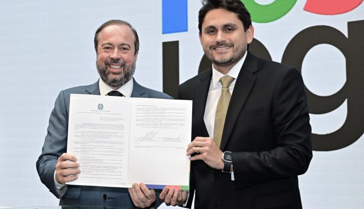 O ministro de Minas e Energia, Alexandre Silveira (à esquerda) e o ministro das Comunicações, juscelino Filho (à direita), assinam portaria do programa Poste Legal. Fotp: divulgação/MCom