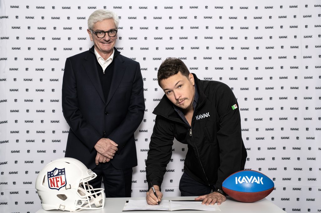 Kavak se convierte en patrocinador oficial de la NFL en México 1 dplnewsKavakNFL1 rp12102025