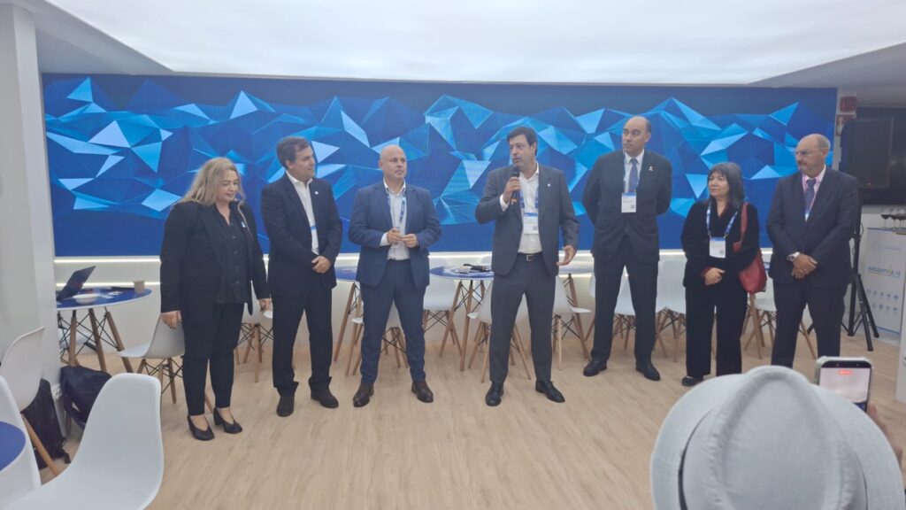 Enacom destaca avances en homologación de equipos, industria satelital y redes privadas en MWC26 1 WhatsApp Image 2026 03 03 at 15.55.53