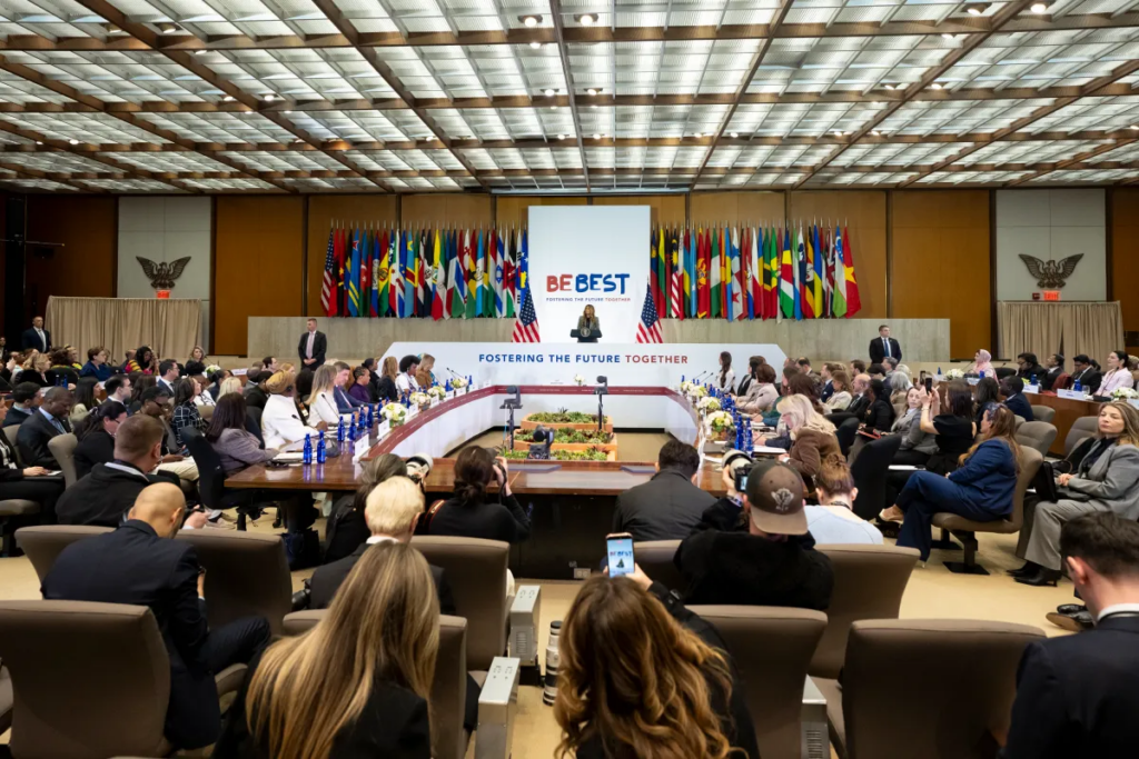 Acompañada de un robot humanoide, Melania Trump reunió a 45 países en la Casa Blanca para debatir el futuro de la educación y la IA 1 image 48